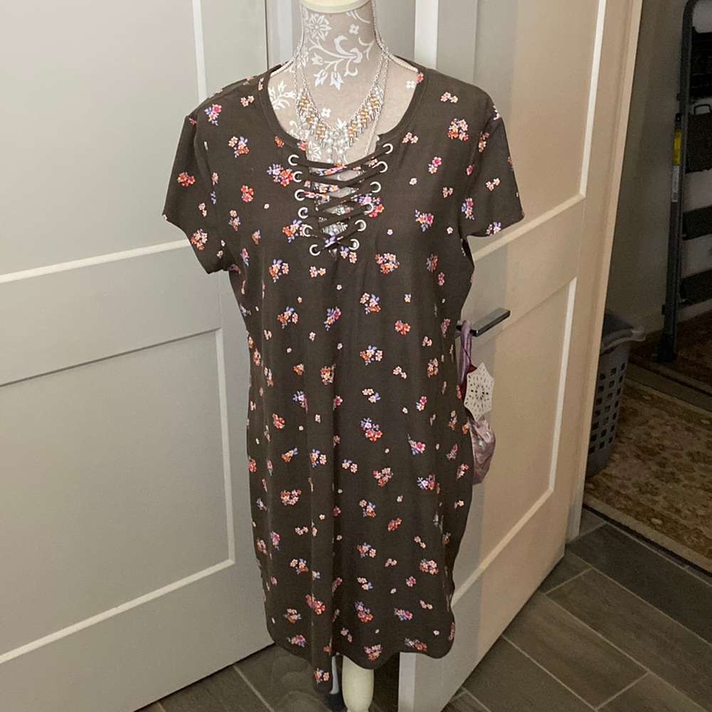 This a green top with flowers.  Brand new never been worn.